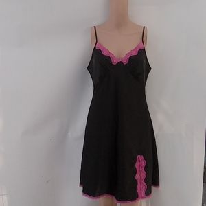 Women's "Enchanting" black/pink nightie with sexy split for knee
